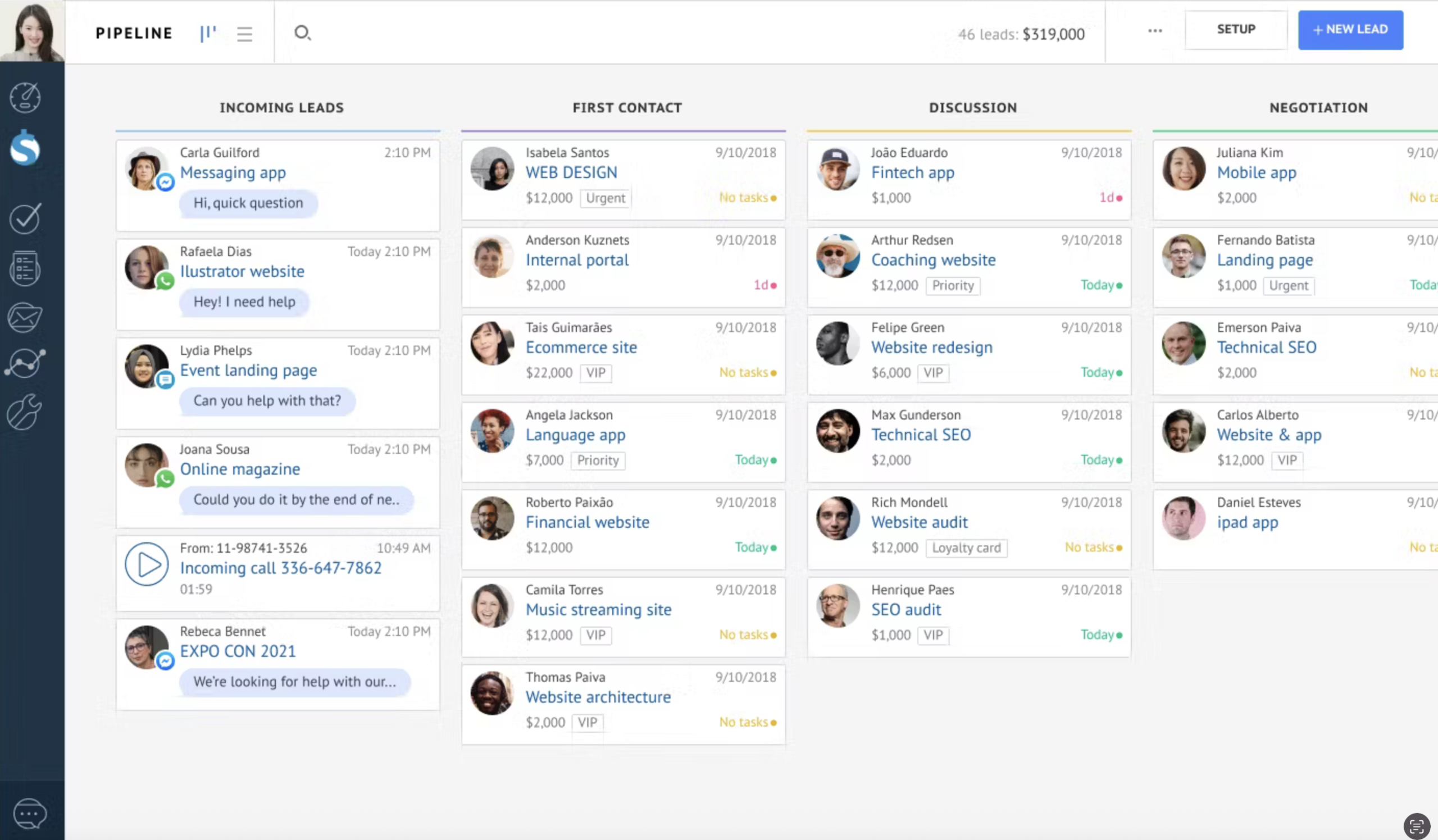 Empresario usando una plataforma CRM para gestionar clientes